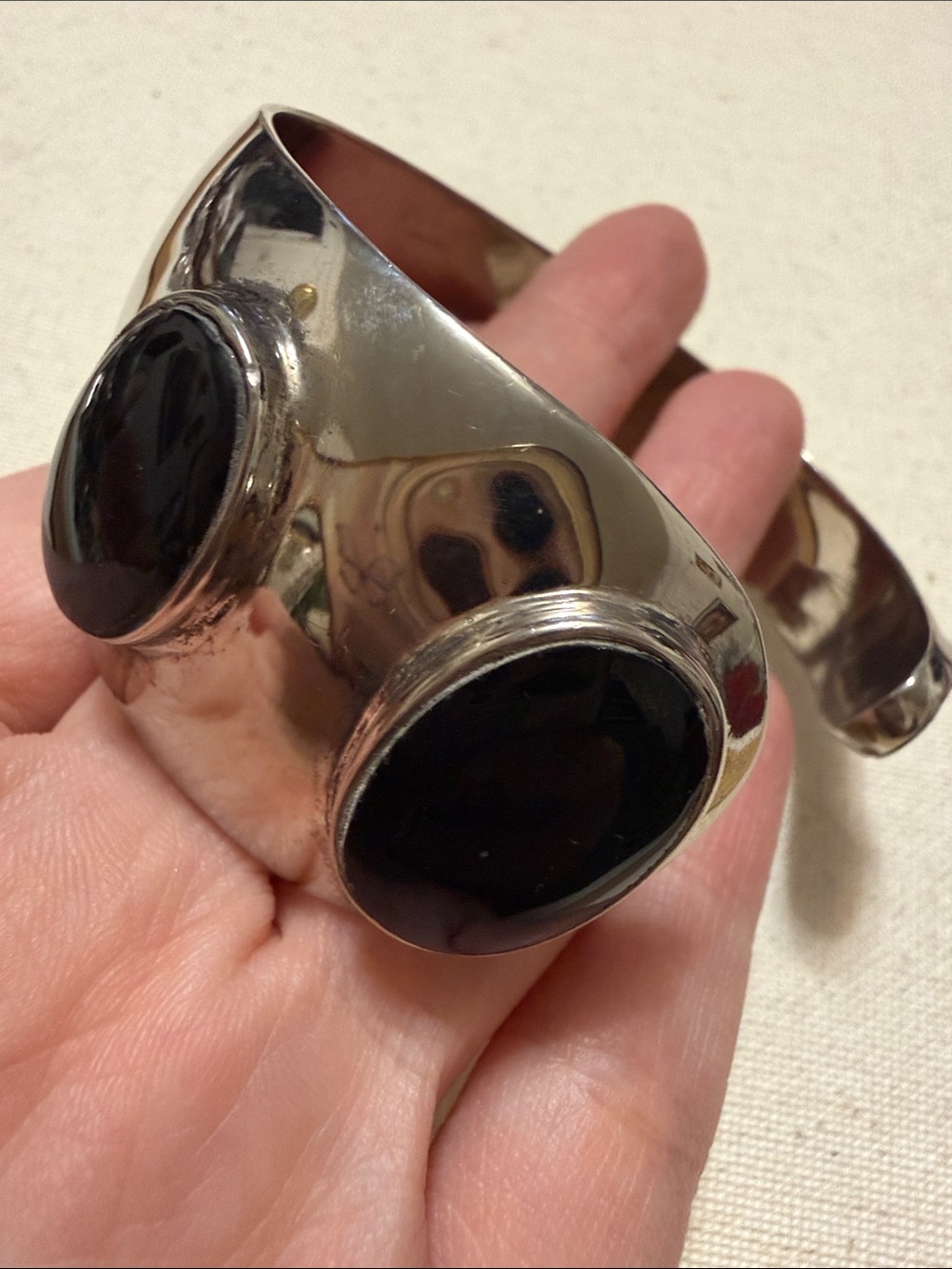 Stunning Native Hand Crafted Sterling Silver Cuff Bracelet with Black onyx Stone - Picture 15 of 16